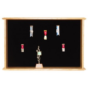 Kranzkasten Modell ES 120, 70 x 110 cm für 110 Abzeichen + 12 Becher