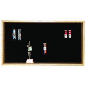 Kranzkasten Modell ES 150, 70 x 130 cm für 130 Abzeichen + 15 Becher